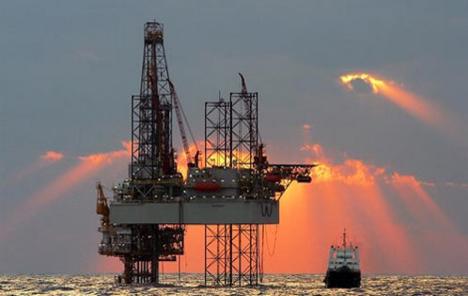 IEA-ina prognoza viška u opskrbi spustila cijene nafte prema 64 dolara