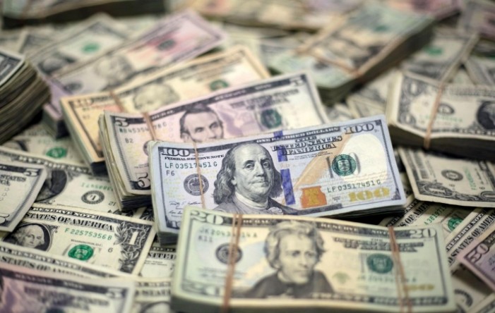 Dolar raste, rizične valute pod pritiskom
