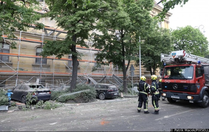 Urušili se skela i dio zgrade u centru Zagreba, oštećeno više automobila