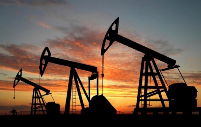 Zabrinutost zbog punih skladišta spustila cijene nafte ispod 27 dolara