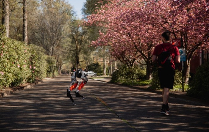 Prvi dvonožni robot pretrčao pet kilometara za 53 minute (VIDEO)