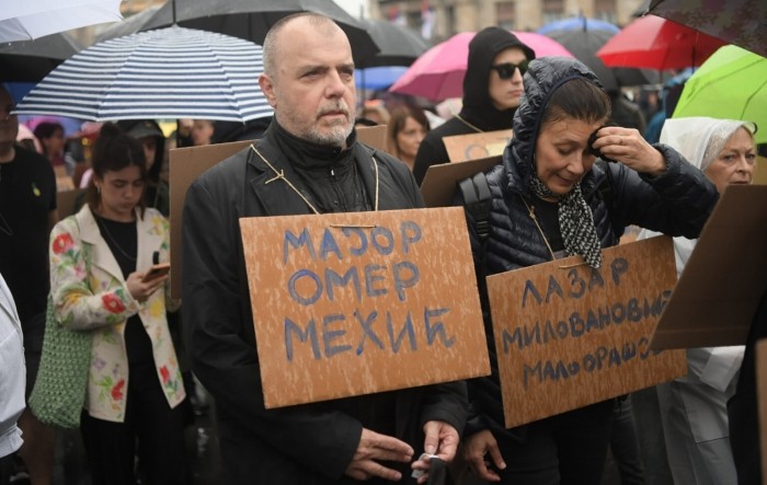 Nikola Kojo na protestu sa zanimljivim transparentom