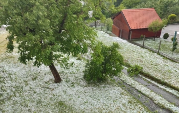 Olujno nevrijeme i mjestimice tuča zahvatili dijelove Karlovačke županije