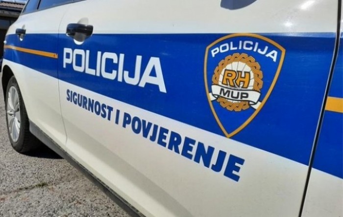 Bačena bomba na dva kafića u Prečkom, policija na terenu