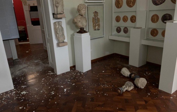Arheološki muzej: Brojne pukotine i napukline, oštećenja postava
