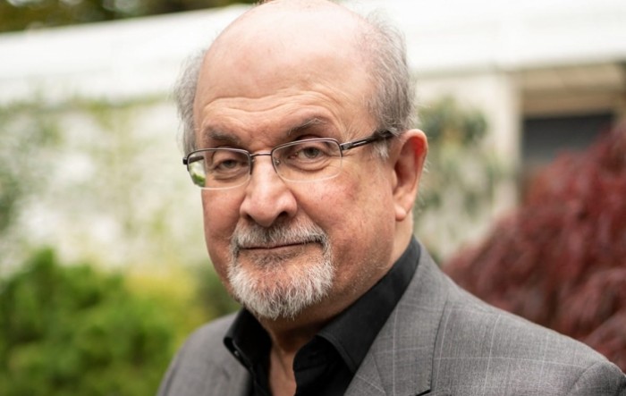 Salman Rushdie ranjen nožem na pozornici