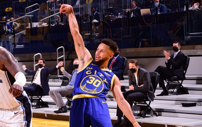 Curry srušio rekord u tricama