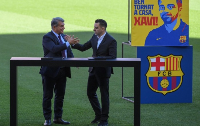 Barcelona na terenu Camp Nou predstavila Xavija