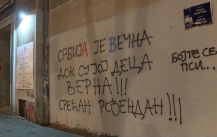 Nedaleko škole koja je bila poprište masakra osvanuo grafit na kojem se Vučiću čestita rođendan