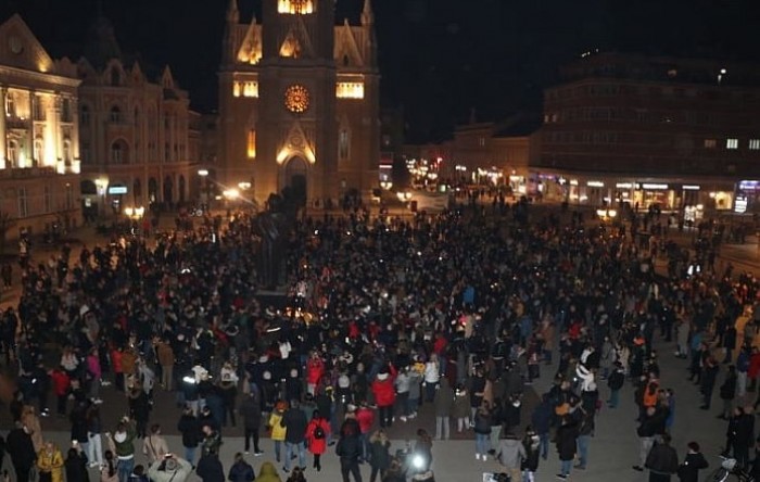 Novi Sad: Građani se opraštaju od Balaševića uz njegove pesme na Trgu slobode