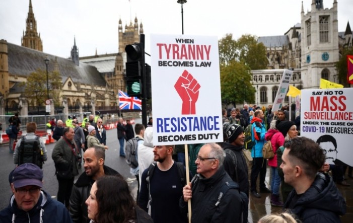 Tisuće ljudi na prosvjedu protiv korona mjera u Londonu (VIDEO)