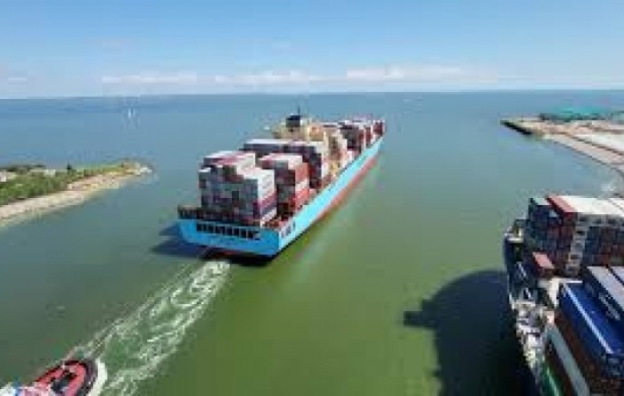 Maersk suspendirao prolazak kroz Crveno more za svoja plovila
