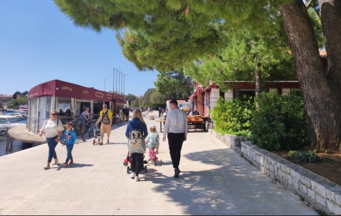 Hrvatskoj bolno nedostaje veliki broj turističkih radnika. Evo što bi država trebala poduzeti
