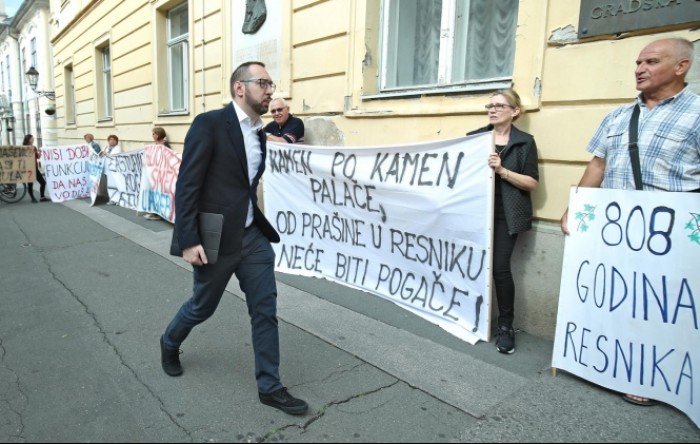 Zagreb: Gradske zastupnike dočekali prosvjednici iz Udruge Resnik