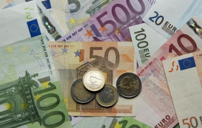 Funta i euro oslabili; u fokusu novi soj virusa u Britaniji