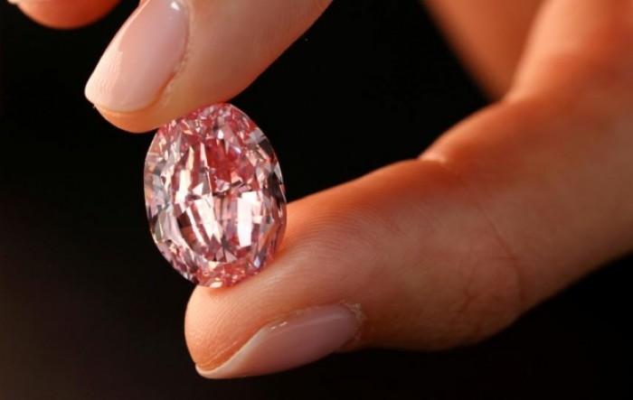 Dijamant na dražbi postigao cijenu od 26,6 milijuna dolara