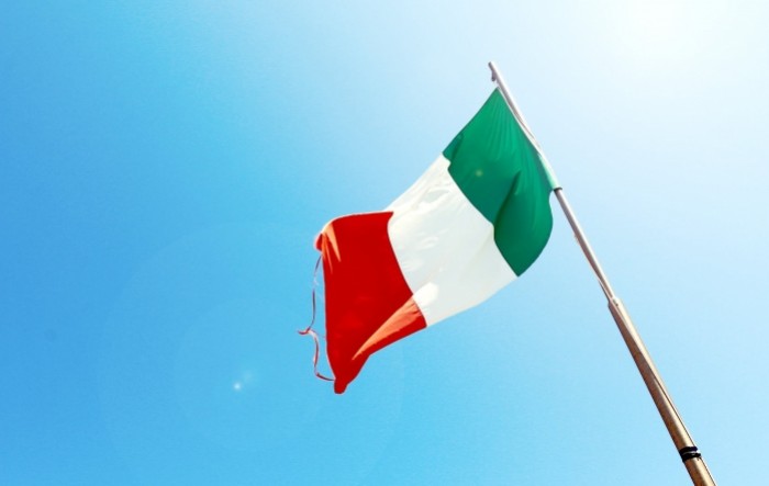Italija ukida obavezne maske na otvorenom, ublažava limite za stadione