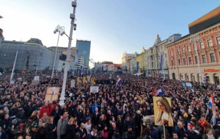 Tisuće ljudi na prosvjedu protiv covid potvrda u Zagrebu