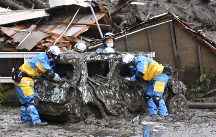 Najmanje troje poginulih, više od 100 nestalih u klizištima u Japanu