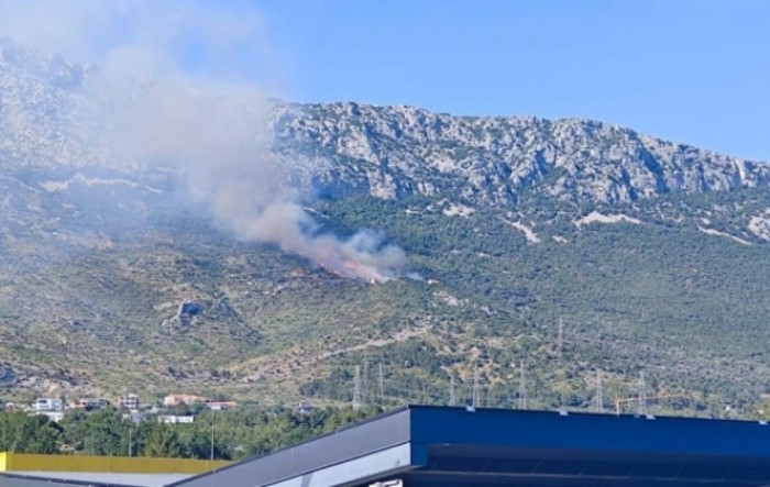 Gori iznad Kaštela, vjetar i brdovit teren otežavaju gašenje