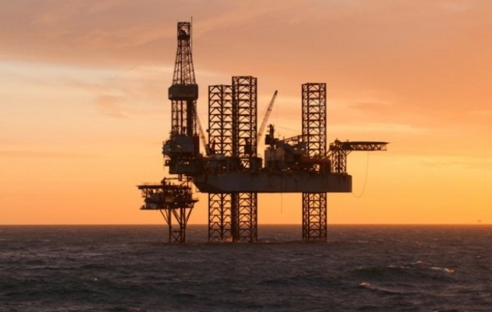 Veće američke zalihe i zaključavanje zadržali cijene nafte ispod 51 dolara