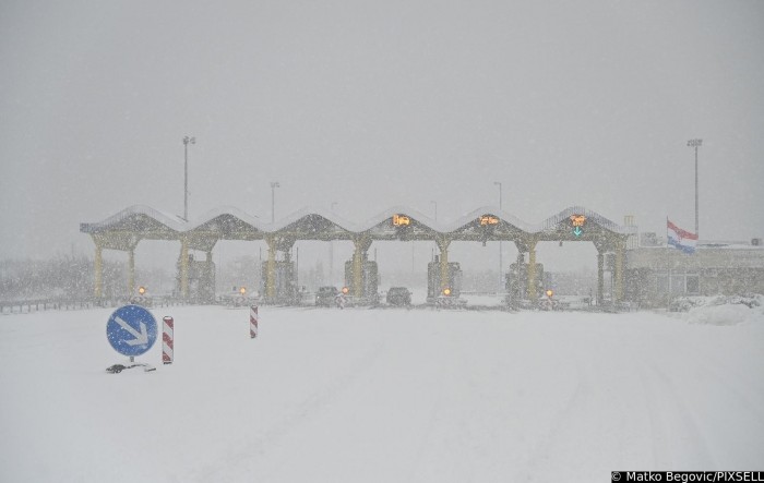 Autoceste zatrpane snijegom, žićara na Sljemenu ne radi