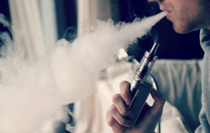 Mlađi pušači duhanskih ili e-cigareta podložniji koronavirusu