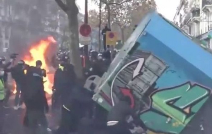 Pariz u plamenu: Prosvjednici palili aute, policija bacila šok granate (VIDEO)