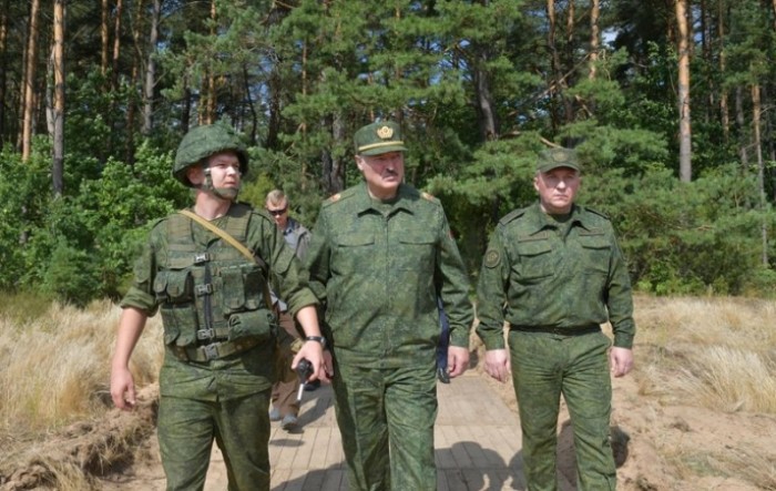 Lukašenko naoružan ulazi u rezidenciju (VIDEO)
