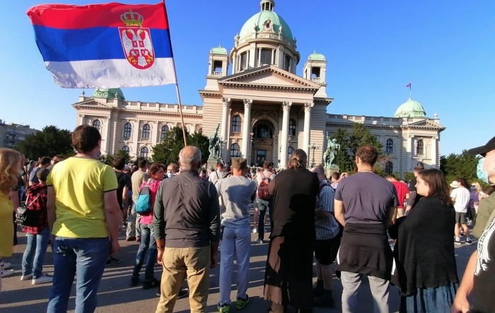 Hiljade ljudi na platou ispred Skupštine Srbije