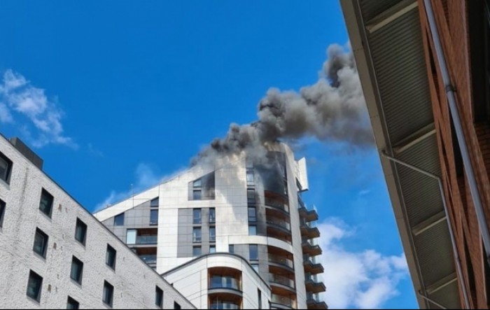 Požar u zgradi u istočnom Londonu, gasi ga 80 vatrogasaca