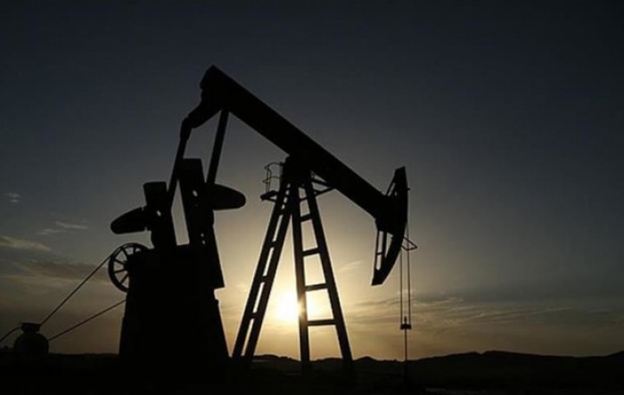 Cijene nafte kliznule ispod 56 dolara pod pritiskom pandemije