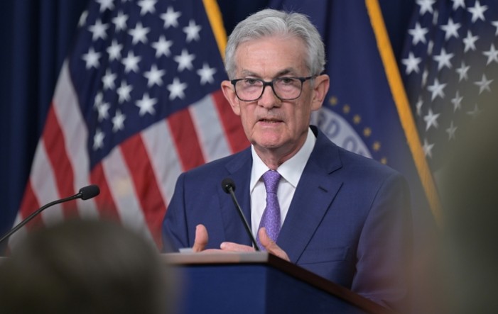 Powell: Fed ne mora žuriti s dodatnim snižavanjem kamatnih stopa