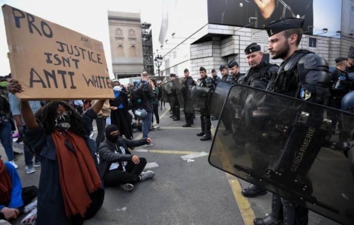 Prosvjedi u Parizu unatoč zabrani, u Hamburgu policija koristila papar sprej