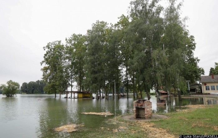 Probijen nasip u Podravskoj Moslavini, potopljene vikendice