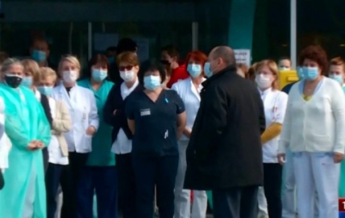 Prosvjed zaposlenih jer KB Dubrava postaje u potpunosti covid bolnica