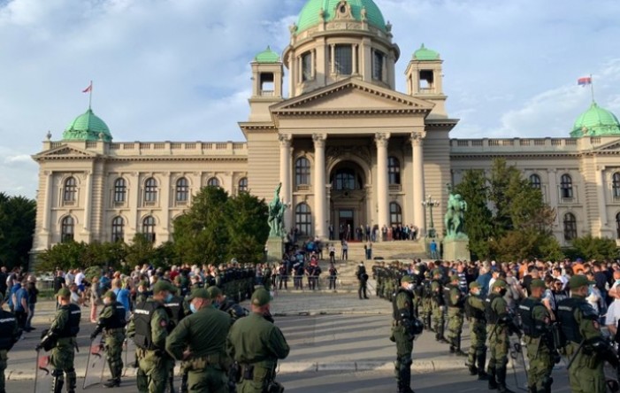 Žandarmerija razdvaja dve grupe građana ispred Skupštine Srbije