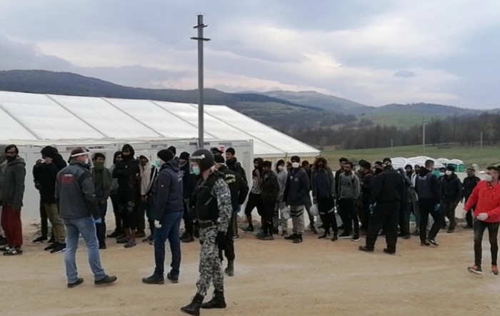 Policija u Bihaću zatvorila migrantski kamp, neki krenuli prema Hrvatskoj
