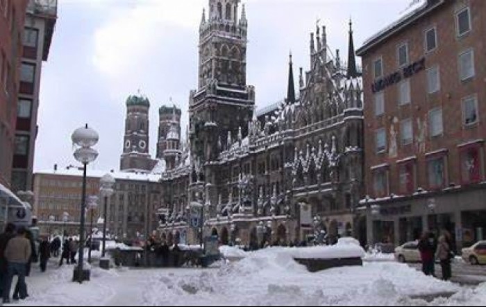 Snijeg zatrpao Bavarsku, stali vlakovi, otkazani letovi...