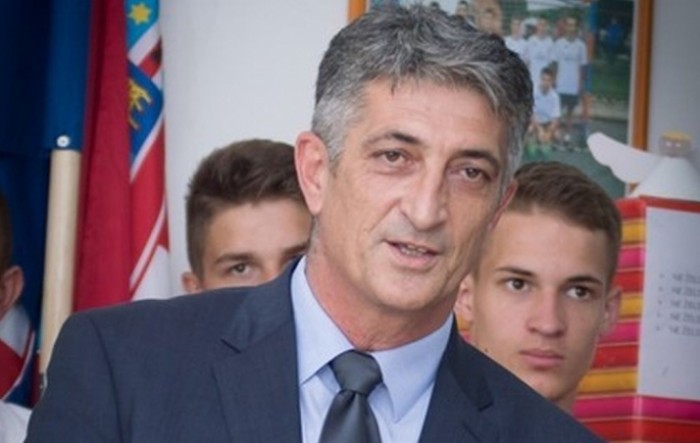 Državni tajnik Sučić vrijeđao policajce u kafiću u Vukovaru, oštetio i vrata u postaji