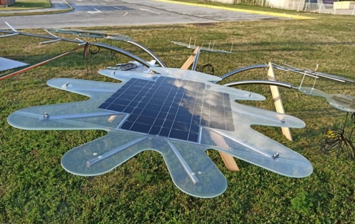 Učenici sisačke Tehničke škole izradili solarno drvo za Ininu crpku