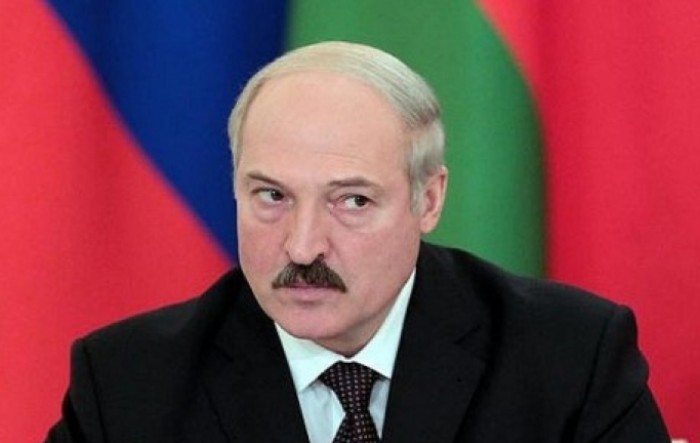 Lukašenko: Votka, sauna i traktor ubijaju koronavirus