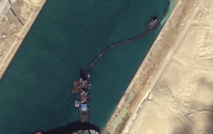 Prihod Sueskog kanala pao za 40 posto