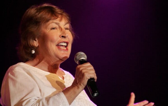 Preminula pjevačica Helen Reddy