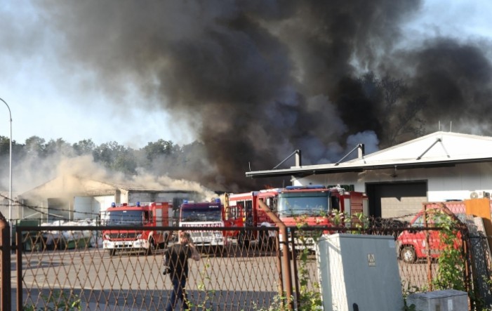 Sisak: Veliki požar u Južnoj industrijskoj zoni