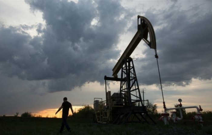 Zabrinutost zbog posljedica epidemije i OPEC-a spustila cijene nafte prema 56 dolara