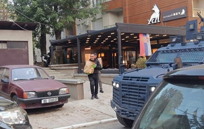 Kosovska policija pretresa stan Milana Radoičića, oklopna vozila na ulicama