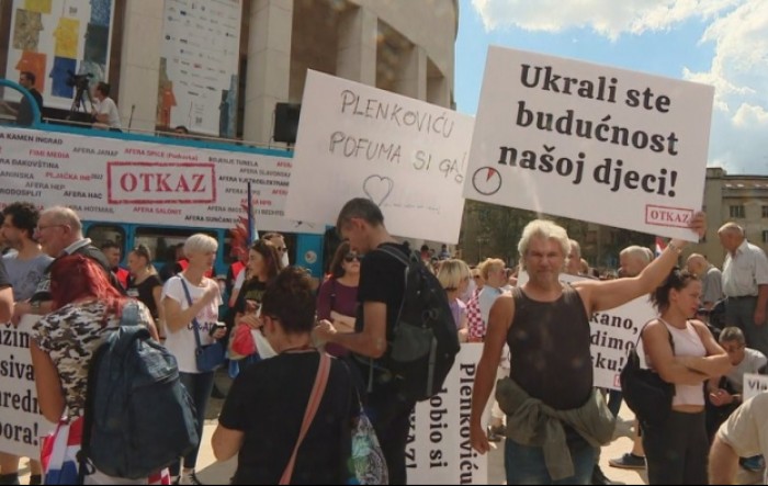 Stotine ljudi na prosvjedu protiv HDZ-ove vlade, novinari na meti uvreda