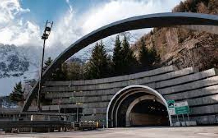 Francuska i Italija postigle dogovor o odgodi zatvaranja tunela Mont Blanc
