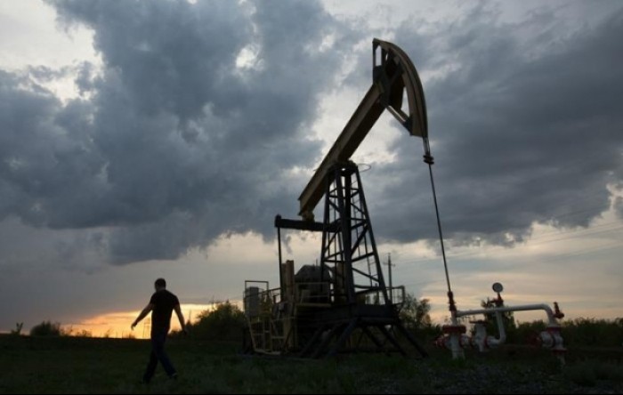 Cijene nafte pale prema 25 dolara zbog straha od prekomjerne opskrbe